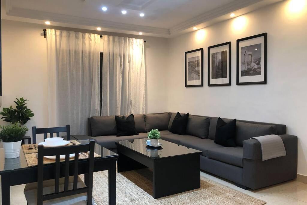 Luxury Apartment In Awesome Location In Amman Exterior photo